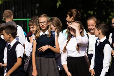 Petropavlovsk, Kazakistan - 2 Eylül 2017: Okul bahçesinde öğrenciler ve öğretmenler ile okul hattı mevcuttur. Çocuklar okula geri dön. Okulun ilk günü Kazakistan'daki bilgi günü.