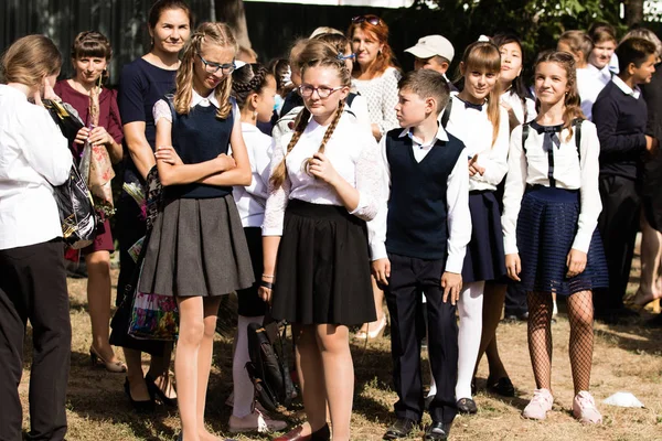 ペトロパブロフスク カザフスタン 2017 学校ラインは校庭で生徒と先生では 子供たちは学校に戻る カザフスタンの学校の最初の日で 知識の日 — ストック写真