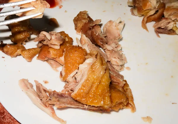 Грязная Тарелка После Еды Курицы — стоковое фото