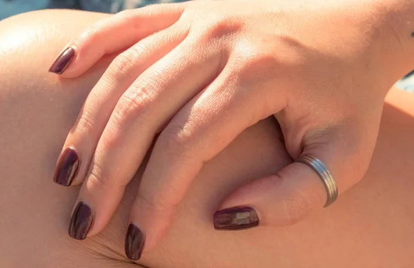 塗装爪を持つ女性の手 — ストック写真