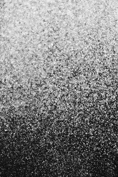 капли воды в воздухе на черном фоне размыты
