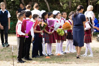 Petropavlovsk, Kazakistan - 2 Eylül 2017: Okul bahçesinde öğrenciler ve öğretmenler ile okul hattı mevcuttur. Çocuklar okula geri dön. Okulun ilk günü Kazakistan'daki bilgi günü.