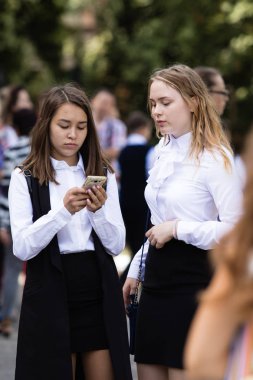 Petropavlovsk, Kazakistan - 2 Eylül 2017: Okul bahçesinde öğrenciler ve öğretmenler ile okul hattı mevcuttur. Çocuklar okula geri dön. Okulun ilk günü Kazakistan'daki bilgi günü.