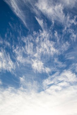 Mavi gökyüzünde sirus bulutları