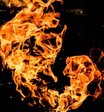 alevler siyah arkaplanda