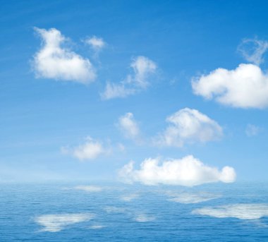 Suya yansıyan deniz bulutlar