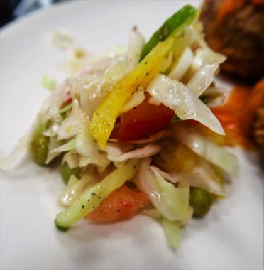 etli sebze yemeği yeme