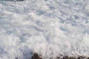 Sahilde dalgalar deniz manzara