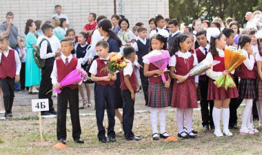 Petropavlovsk, Kazakistan - 2 Eylül 2017: Okul bahçesinde öğrenciler ve öğretmenler ile okul hattı mevcuttur. Çocuklar okula geri dön. Okulun ilk günü Kazakistan'daki bilgi günü.