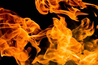 alevler siyah arkaplanda