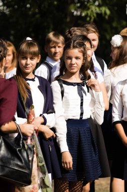 Petropavlovsk, Kazakistan - 2 Eylül 2017: Okul bahçesinde öğrenciler ve öğretmenler ile okul hattı mevcuttur. Çocuklar okula geri dön. Okulun ilk günü Kazakistan'daki bilgi günü.