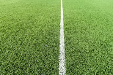 Beyaz çizgili suni çim futbol