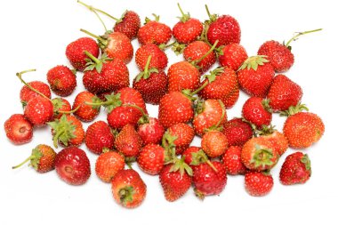 Beyaz arka plan üzerinde izole olgun çilek