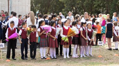Petropavlovsk, Kazakistan - 2 Eylül 2017: Okul bahçesinde öğrenciler ve öğretmenler ile okul hattı mevcuttur. Çocuklar okula geri dön. Okulun ilk günü Kazakistan'daki bilgi günü.