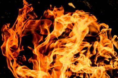 alevler siyah arkaplanda