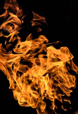 alevler siyah arkaplanda