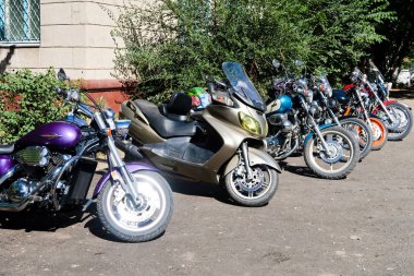 Petropavlovsk, Kazakistan - 3 Eylül 2017: Motosiklet asfalt üzerinde. Motosiklet park.