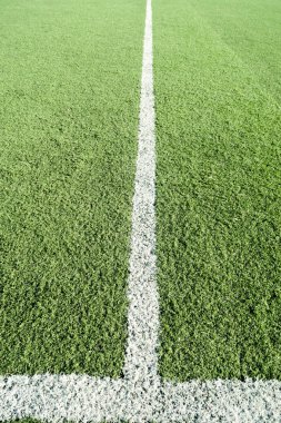 Beyaz çizgili suni çim futbol
