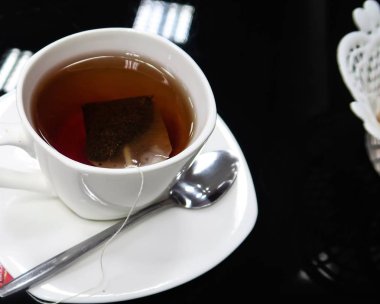 bir cam daire daire çay