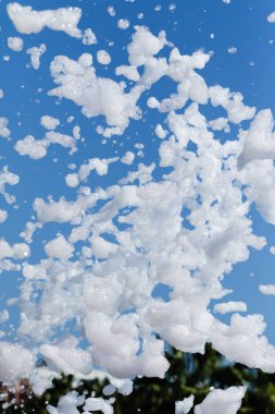 sabun köpüğü gökyüzüne karşı