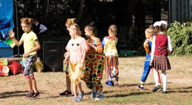 Petropavlovsk, Kazakistan - 2 Eylül 2017: Okul bahçesinde öğrenciler ve öğretmenler ile okul hattı mevcuttur. Çocuklar okula geri dön. Okulun ilk günü Kazakistan'daki bilgi günü.