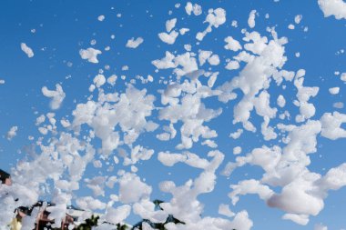 sabun köpüğü gökyüzüne karşı