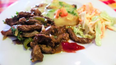 etli sebze yemeği yeme