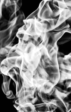 Beyaz siyah bir arka plan üzerinde soyutlama duman