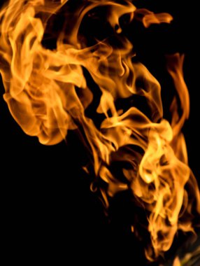 alevler siyah arkaplanda