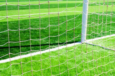 Futbol sahasındaki arkadan görünüm arkasında hedefte net