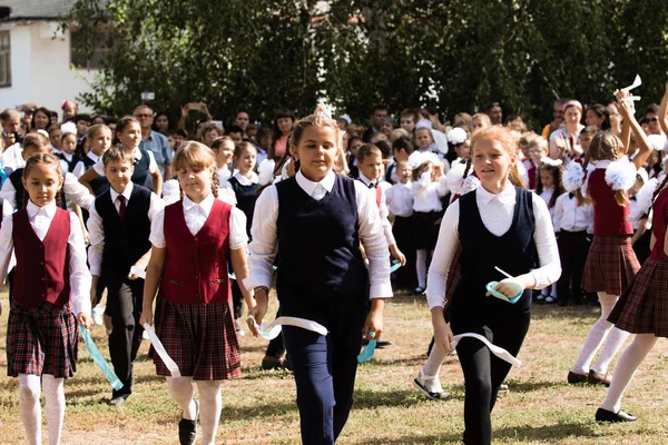 Petropavlovsk Cazaquistão Setembro 2017 Linha Escola Está Pátio Escola Com — Fotografia de Stock