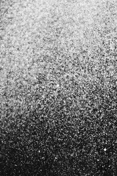 капли воды в воздухе на черном фоне размыты
