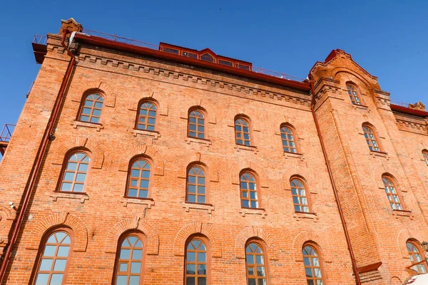 Old Building Red Brick Blue Sky Background — Stock Photo, Image