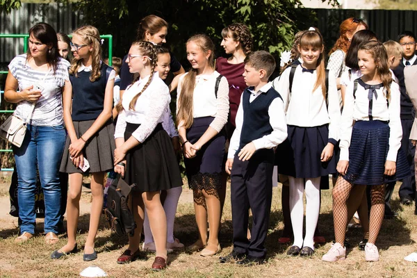 Petropavlovsk Kazachstan September 2017 School Regel Schoolplein Met Leerlingen Leerkrachten — Stockfoto