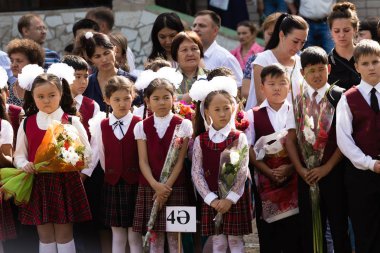 Petropavlovsk, Kazakistan - 2 Eylül 2017: Okul bahçesinde öğrenciler ve öğretmenler ile okul hattı mevcuttur. Çocuklar okula geri dön. Okulun ilk günü Kazakistan'daki bilgi günü.