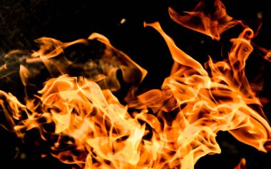 alevler siyah arkaplanda