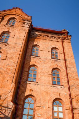 mavi gökyüzü arka plan üzerinde kırmızı tuğla, eski bina