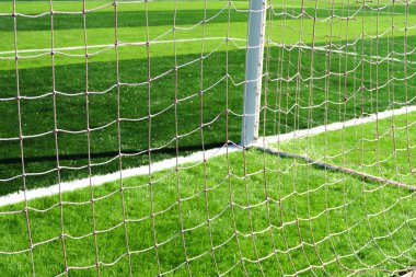 Futbol sahasındaki arkadan görünüm arkasında hedefte net