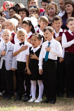 Petropavlovsk, Kazakistan - 2 Eylül 2017: Okul bahçesinde öğrenciler ve öğretmenler ile okul hattı mevcuttur. Çocuklar okula geri dön. Okulun ilk günü Kazakistan'daki bilgi günü.