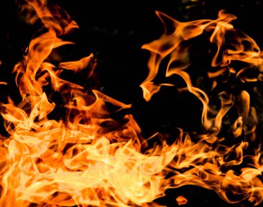 alevler siyah arkaplanda