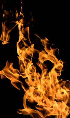 alevler siyah arkaplanda