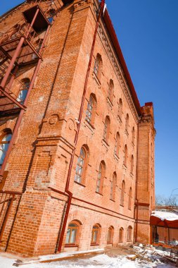 mavi gökyüzü arka plan üzerinde kırmızı tuğla, eski bina