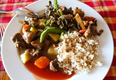 bir tabak pirinç et sebze gıda