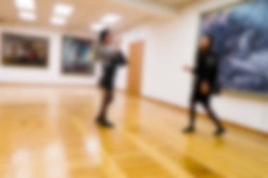 defocusing, alışveriş merkezinde yürüyen insanlar