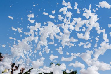 sabun köpüğü gökyüzüne karşı