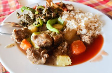 bir tabak pirinç et sebze gıda