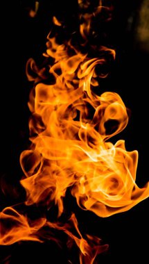 alevler siyah arkaplanda