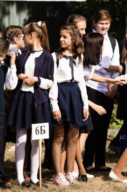 Petropavlovsk, Kazakistan - 2 Eylül 2017: Okul bahçesinde öğrenciler ve öğretmenler ile okul hattı mevcuttur. Çocuklar okula geri dön. Okulun ilk günü Kazakistan'daki bilgi günü.