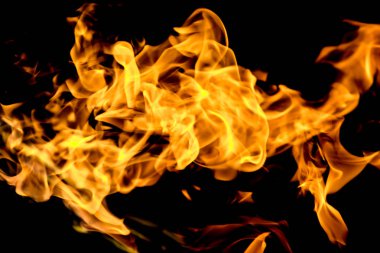 alevler siyah arkaplanda