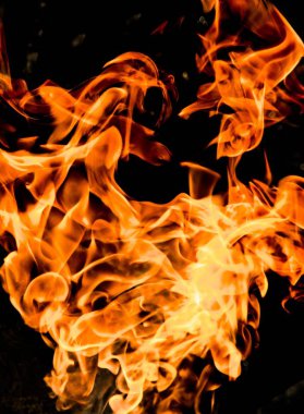 alevler siyah arkaplanda